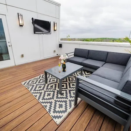 Downtown Escape With Backyard Gameroom And Hot Tub